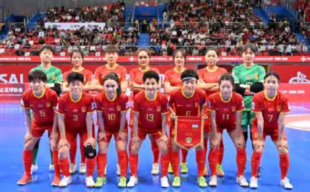 中国女足打败对手，队员团结合作取得胜利！